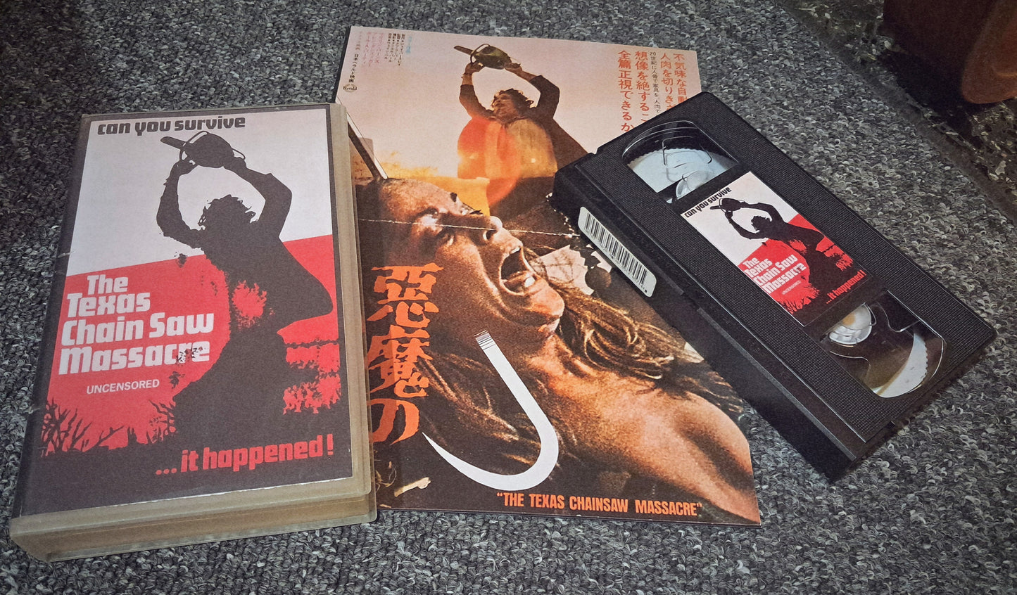 The Texas Chainsaw Massacre VHS + Poster (Tobe Hooper, 1974)